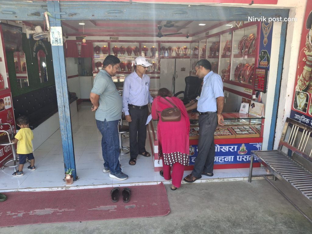 भाडा नउठेपछि राष्ट्रिय मावि सुखडका अध्यक्ष र प्रधानाध्यापक टिमसहित पसल–पसलमा