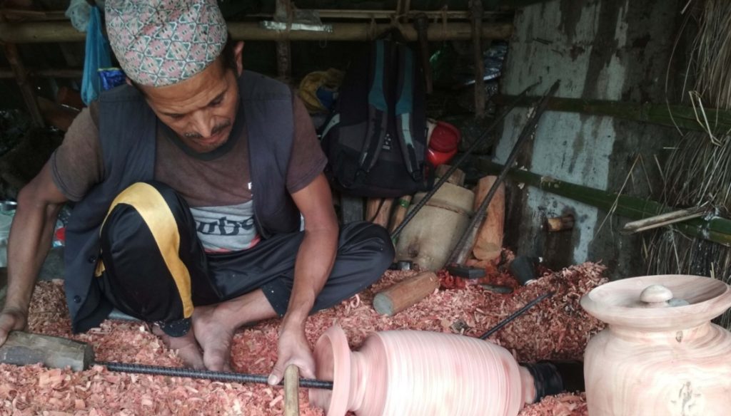 संकटमा काठका भाँडा बनाउने परम्परागत पेशा