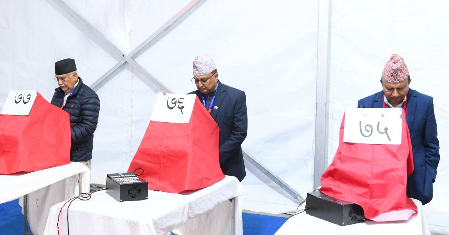 एमालेको मतदान सुरु, मैदानमा ओली र पोख्रेल प्यानल