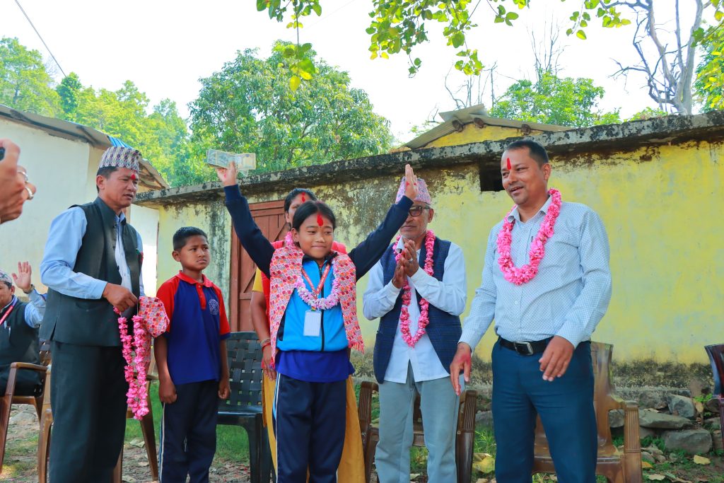 मोहन्यालका उत्कृष्ट विद्यार्थीलाई पत्रकार बिरेन्द्र रावलले गरे सम्मान